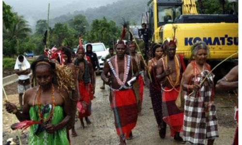 Warga Malaumkarta Raya, Distrik Makbon, Kabupaten Sorong, Papua Barat, Rabu (20//2/2019), menarikan tarian Aklen untuk menyambut tamu yang datang ke kampung tersebut. Daerah ini mengembangkan pariwisata yang berpegang pada adat setelah menolok kehadiran investasi besar. Mereka ingin melindungi hutan dan laut wilayah adatnya dari kerusakan agar tetap memberi kehidupan.