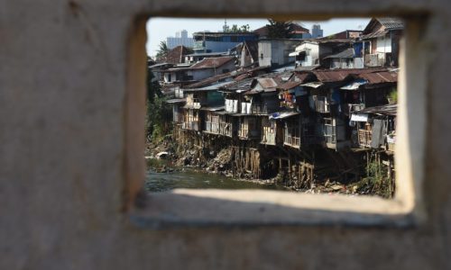 Suasana deretan rumah semi permanen di bantaran Kali Ciliwung, Jakarta, Senin (8/10). Pemerintah Provinsi DKI Jakarta menargetkan angka kemiskinan di Ibu Kota turun sebanyak satu persen dalam kurun waktu lima tahun ke depan, yakni dari 3,78 persen (393.130 orang) pada September 2017 menjadi 2,78 persen pada 2022 mendatang. ANTARA FOTO/Indrianto Eko Suwarso/foc/18.